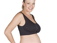 een vrouw zonder t-shirt. Ze draagt een zwarte meegroei bh. Je ziet haar zwangere buik (duidelijk veel verder dan 7 weken zwanger)