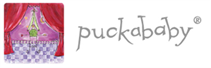 Het logo van puckababy. Links zien we een tekening van een kindje in bed en rechts daarvan staat "Puckababy" in speelse grijze letters